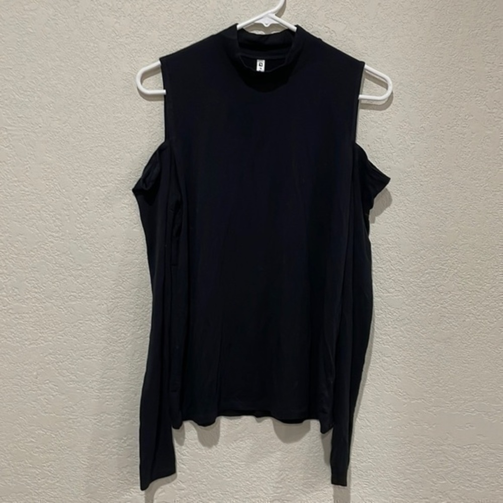 Fabletics shoulder cutout top​